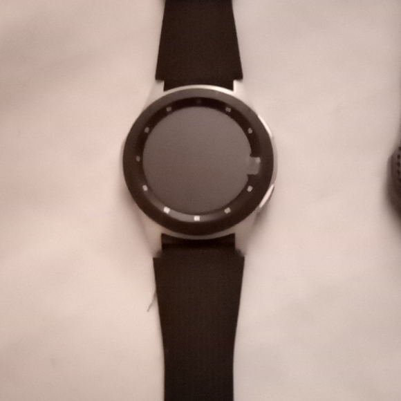 A bundle of 3 samsung watches - Picture 2 of 4